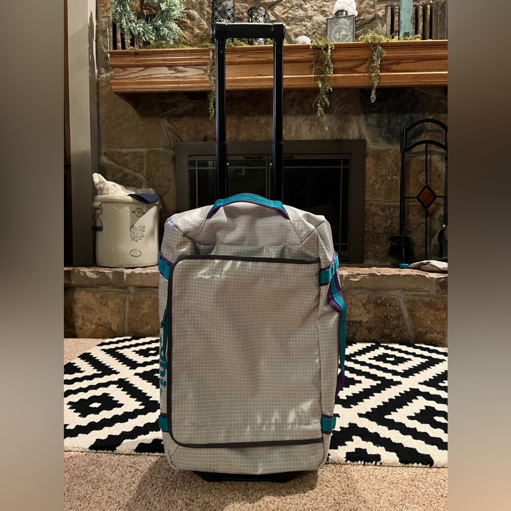 Patagonia carry-on luggage bag only used 1 time